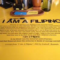 5/9/2013 tarihinde Glenda B.ziyaretçi tarafından Jeepney Filipino Gastropub'de çekilen fotoğraf