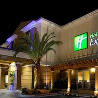 Foto diambil di Holiday Inn Express Jacksonville Beach oleh Shawn L. pada 8/20/2013