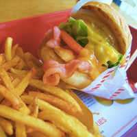 4/23/2016 tarihinde Burger and Friesziyaretçi tarafından Burger and Fries'de çekilen fotoğraf
