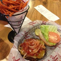 Foto diambil di Tiff&amp;#39;s Burger oleh Kelly L. pada 7/20/2013