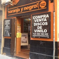 5/29/2013 tarihinde David B.ziyaretçi tarafından Discos Naranja y Negro'de çekilen fotoğraf