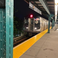 Photo taken at MTA Subway - Myrtle/Wyckoff Ave (L/M) by Lulú D. on 5/24/2022