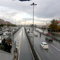 Photo taken at İncirli Metrobüs Durağı by 🇹🇷꧁꧂ИΛZ꧁꧂🇹🇷 ♡. on 11/14/2020