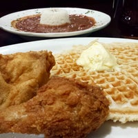 Foto scattata a Mrs. Bea&amp;#39;s Louisiana Chicken &amp;amp; Waffles da Ron T. il 10/19/2015
