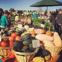 Foto tirada no(a) Hillsdale Farmers Market por Andrew W. em 10/19/2014