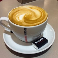 Photo taken at Aroma Espresso Bar by Gui B. on 5/12/2016