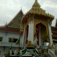 Photo taken at Wat Chai Chimplee by Domeesit A. on 9/29/2012