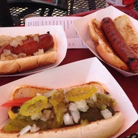 รูปภาพถ่ายที่ The Stand Hot Dogs &amp;amp; Sausages โดย Joseph G. เมื่อ 8/4/2015