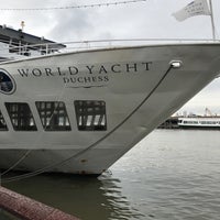 Foto diambil di World Yacht oleh Ninoska C. pada 4/23/2017