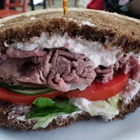 Das Foto wurde bei Woody&amp;#39;s Famous Salads &amp;amp; Sandwich von Gregory W. am 9/1/2021 aufgenommen