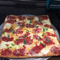 9/30/2015 tarihinde Krispy Pizza - Brooklynziyaretçi tarafından Krispy Pizza - Brooklyn'de çekilen fotoğraf