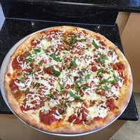 Foto scattata a Krispy Pizza - Brooklyn da Krispy Pizza - Brooklyn il 9/30/2015