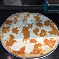 Foto scattata a Krispy Pizza - Brooklyn da Krispy Pizza - Brooklyn il 9/30/2015
