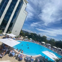 Photo taken at Swissôtel Swimming Pool by Ziya Gurkan B. on 6/26/2022