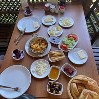 Das Foto wurde bei Yeşil Vadi Restaurant von Hilal Y. am 7/1/2023 aufgenommen