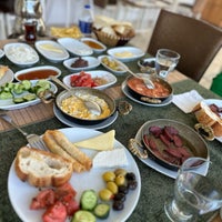Photo taken at Bitez Yalısı Balık Restourant by ⚡️🔱𝓡𝓘𝓕𝓐𝓣 🔱⚡️ on 10/8/2023