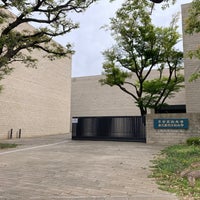 Photo taken at 京都芸術大学・東北芸術工科大学 外苑キャンパス by ヒトシマ on 4/24/2021