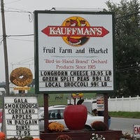 Foto tomada en Kauffman&amp;#39;s Fruit Farm &amp;amp; Market  por Sharon S. el 10/11/2014