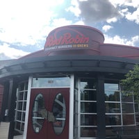 Photo taken at Red Robin Gourmet Burgers and Brews by Les R. on 8/8/2019