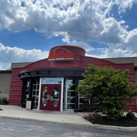 Photo taken at Red Robin Gourmet Burgers and Brews by Les R. on 6/14/2021