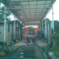 Photo taken at Pit Stop Auto Wash and Spa by Teguh S. on 10/11/2014