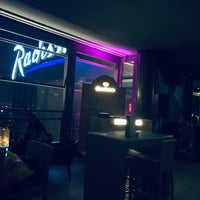 Foto diambil di Radisson Blu Hotel, Roof Lounge oleh Osman D. pada 4/19/2024