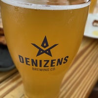 Foto tirada no(a) Denizens Brewing Co. por Tristan N. em 7/16/2022