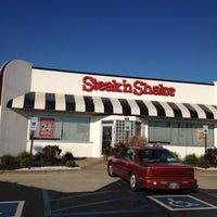 Photo taken at Steak &amp;#39;n Shake by Mats H. A. on 10/25/2012