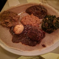 รูปภาพถ่ายที่ Queen Sheba Ethiopian Restaurant โดย Paranjay S. เมื่อ 12/24/2016