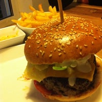 Photo taken at Richie&amp;#39;n Rose – Burger No.1 by Guido L. on 5/21/2013