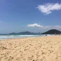 รูปภาพถ่ายที่ Praia Brava โดย João K. เมื่อ 12/9/2017
