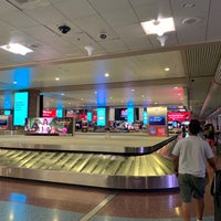 รูปภาพถ่ายที่ Terminal 1 โดย Stephen G. เมื่อ 6/21/2021