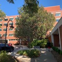 Foto diambil di University of Georgia Center for Continuing Education &amp;amp; Hotel oleh Stephen G. pada 10/15/2022