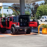 Foto tirada no(a) San Mateo Car Wash por G G. em 6/16/2018