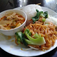 Снимок сделан в House of Thai Cuisine пользователем Sabrina C. 11/11/2013