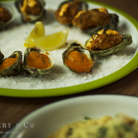 Foto tirada no(a) Oysters &amp;amp; Cõ por Oysters &amp;amp; Cõ em 7/13/2015