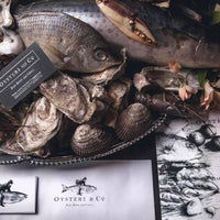 7/13/2015 tarihinde Oysters &amp;amp; Cõziyaretçi tarafından Oysters &amp;amp; Cõ'de çekilen fotoğraf