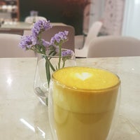 Das Foto wurde bei SML Deli Coffee Shop von Tasha am 5/20/2019 aufgenommen