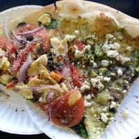 Foto scattata a Slices Pizza da ᴡ M. il 11/21/2012