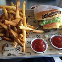 12/24/2016 tarihinde Joe F.ziyaretçi tarafından BurgerFi'de çekilen fotoğraf