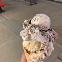 รูปภาพถ่ายที่ Whitey&amp;#39;s Ice Cream โดย TJ L. เมื่อ 5/22/2021