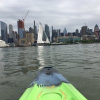 Foto tomada en Manhattan Kayak + SUP  por 🍙 allie 🍙 el 5/22/2016