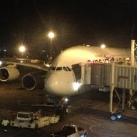 Photo taken at Singapore Airlines - Flight 25 by Barry 🐢 H. on 12/14/2012