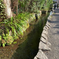 Photo taken at お鷹の道・真姿の池湧水群 by れい on 3/6/2023