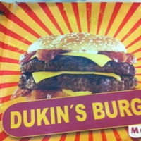 รูปภาพถ่ายที่ Dukin&amp;#39;s Burger โดย Pedro Paulo M. เมื่อ 1/11/2013