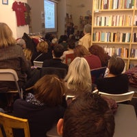 รูปภาพถ่ายที่ Libreria Assaggi โดย Davide M. เมื่อ 12/3/2013