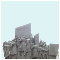 Photo taken at Памятник ополченцам Пролетарского района, погибшим в годы ВОВ by Taku 🐝 T. on 4/15/2016