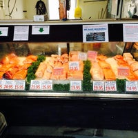 Foto tirada no(a) Santa Barbara Fish Market por Santa Barbara Fish Market em 7/17/2015