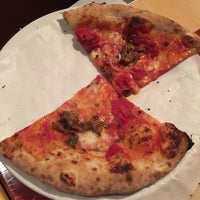 Foto diambil di Pitfire Artisan Pizza oleh Maddie F. pada 5/27/2016