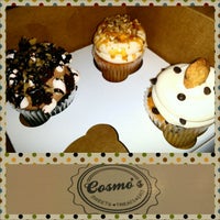 Foto tomada en Cosmo&#39;s Gourmet Co. Bakery &amp; Deli  por Aubrey . el 11/13/2012